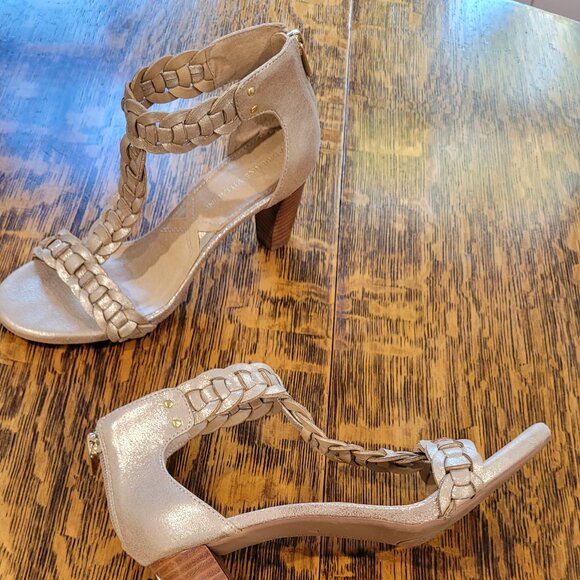 Adrienne Vittadini Gold Sandals. Back zipper. Cushioned footbed. Size 7. - Picture 6 of 16